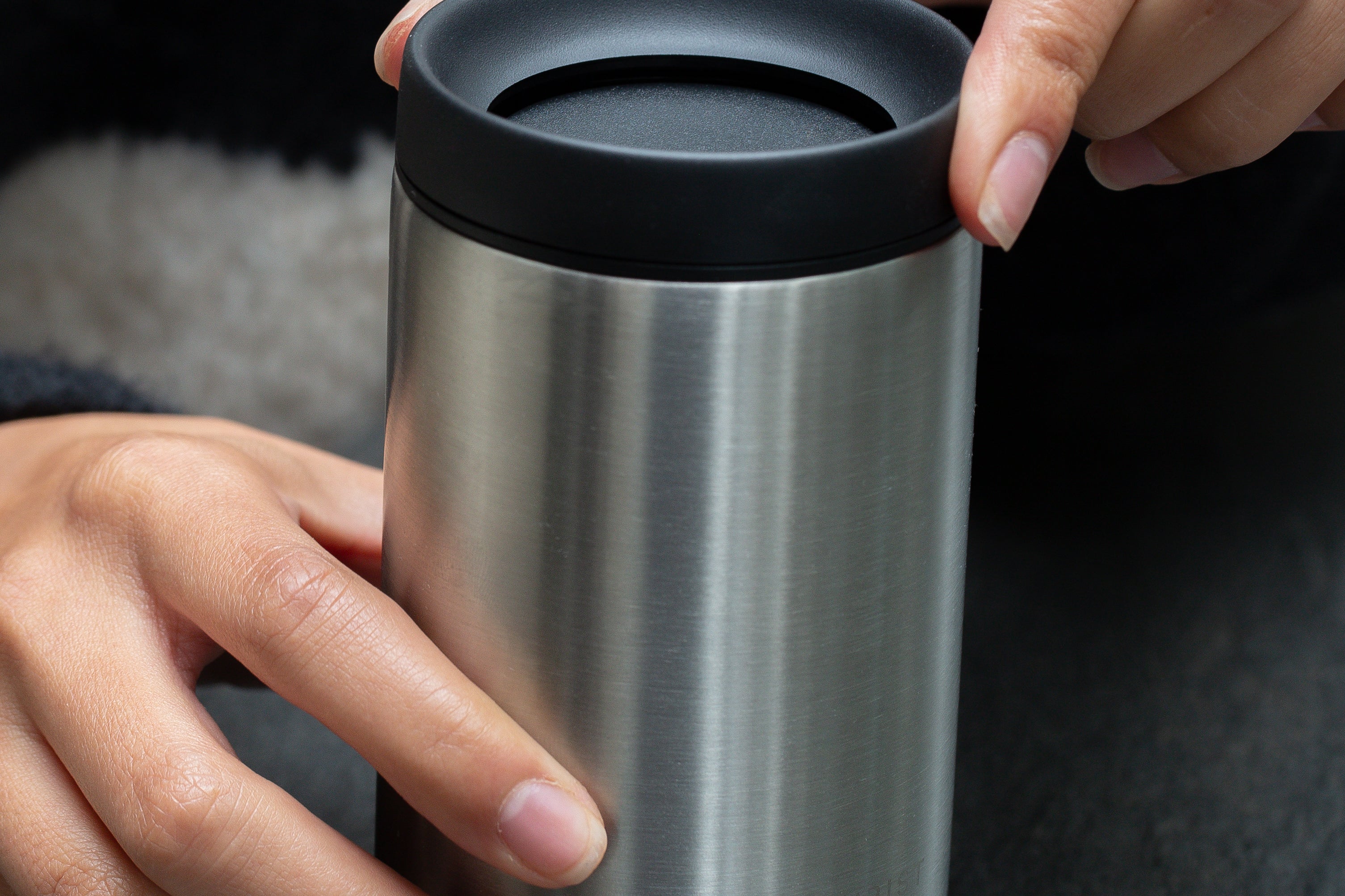 Photo of person opening the Scope Lid on Purist glass-lined 10oz Maker in Bare.